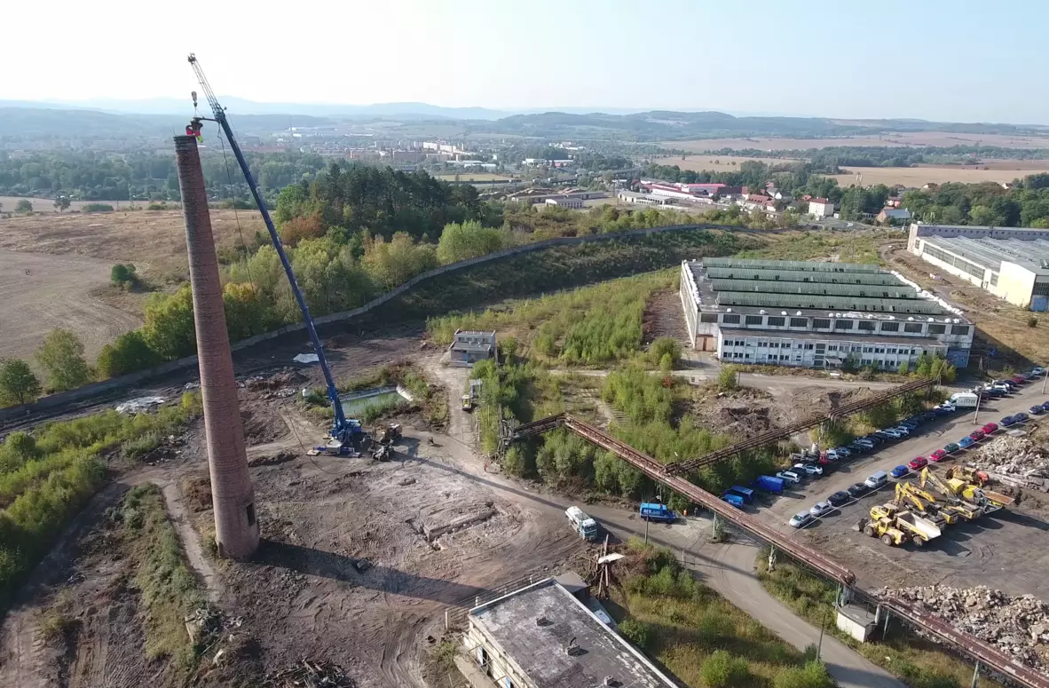 The construction of Panattoni Park Ostrov North symbolically started with the demolition of the chimney