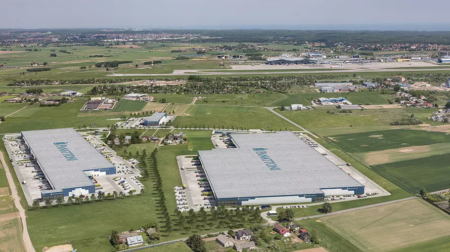 PEKAES wchodzi do Panattoni Gdańsk Airport.  Blisko 15 500 m kw. powierzchni magazynowej i cross-dockowej. 