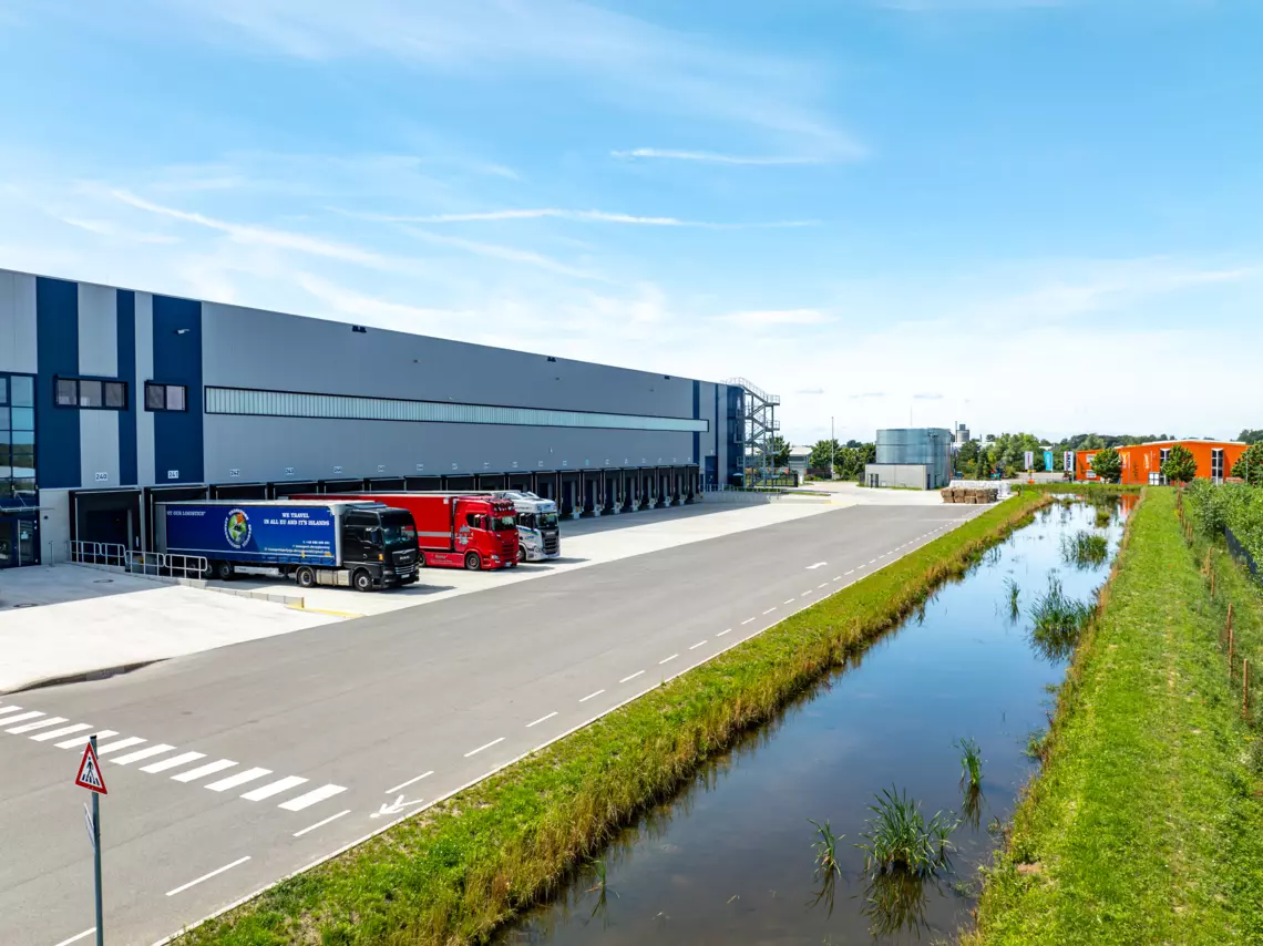 BTS Fressnapf Neuruppin Laderampen und Teichanlage