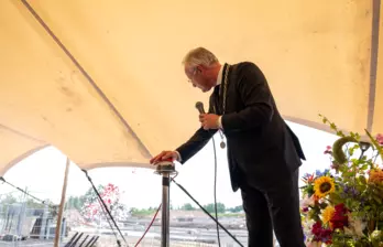 Burgemeester van Almelo Arjen Gerritsen drukt op de knop